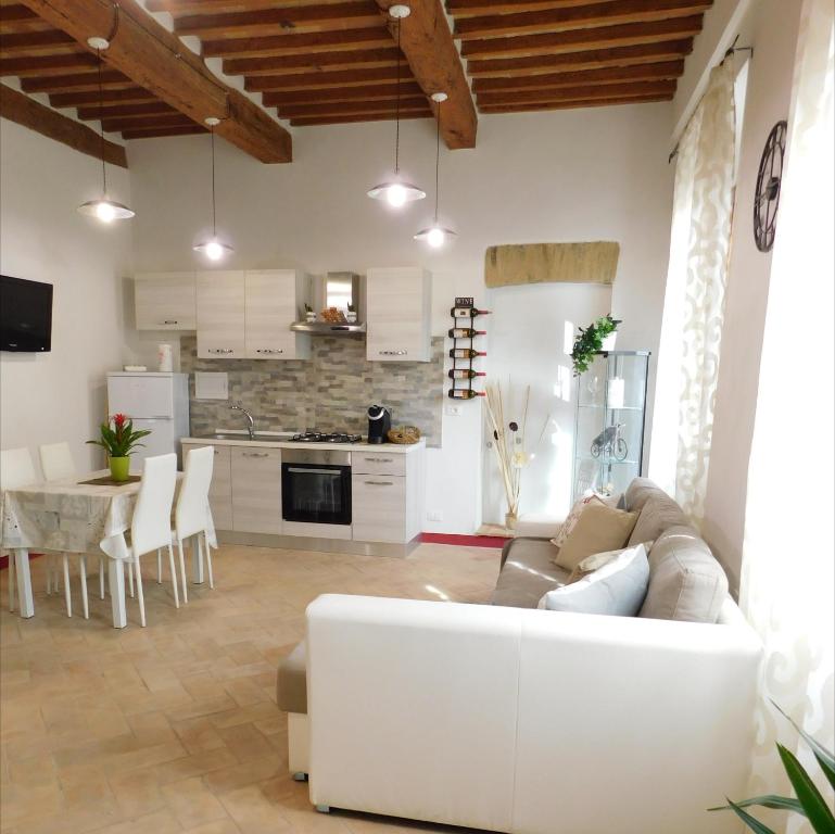蒙塔尔奇诺Otello Guest House的带沙发的客厅和厨房