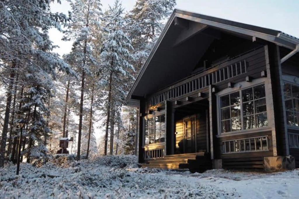 库萨莫Kalliorinne的雪中树林里的小木屋