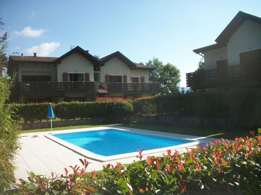 兰佐丁泰尔维Incantevole appartamento con piscina e vista monti的房屋前的游泳池