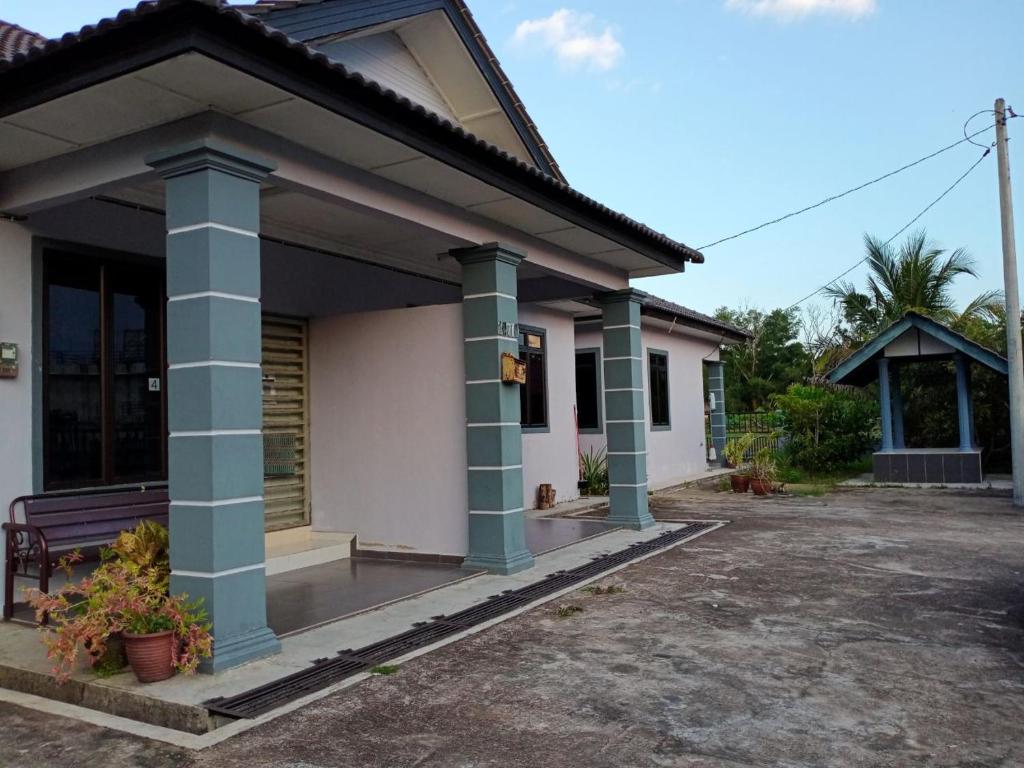 北根Rumah Tamu Pekan (semi D)的蓝色和白色柱子的房子