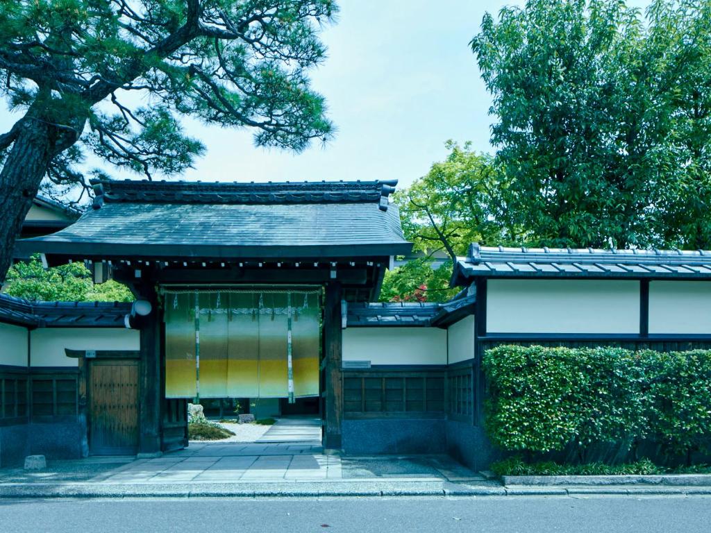 京都源凤院（Ryokan Genhouin）的街道中间有门的建筑物