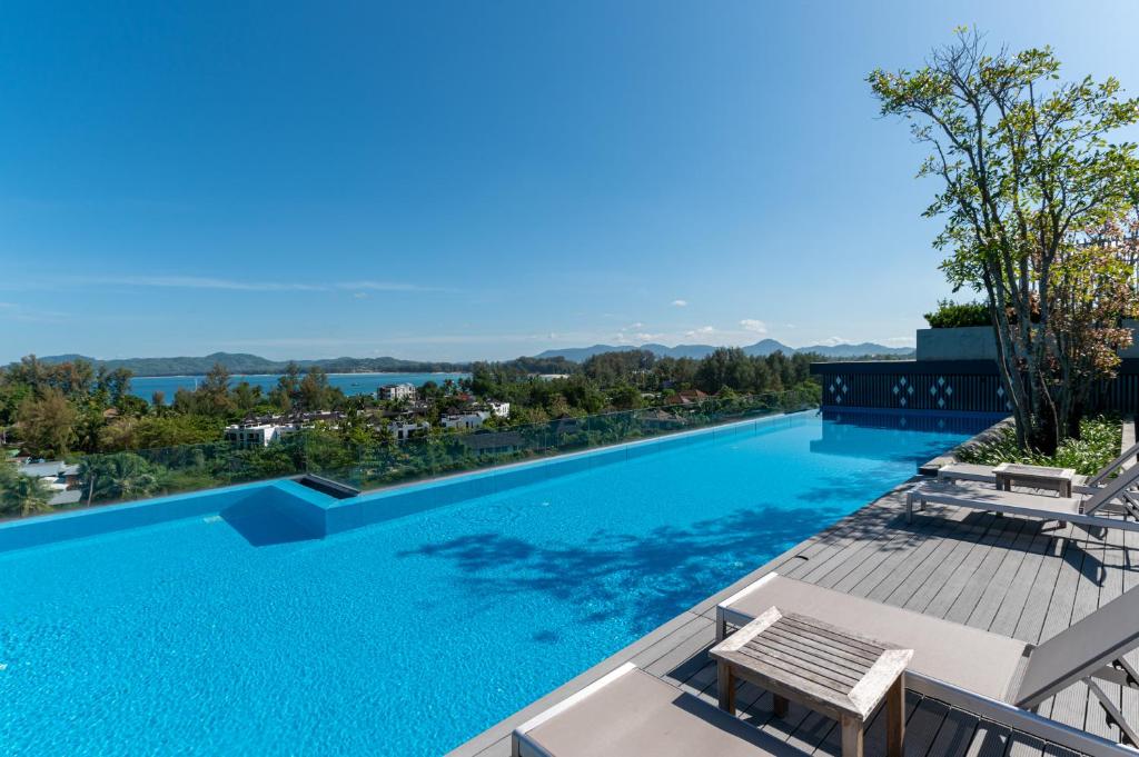 普吉镇Aristo 2 Phuket的享有水景的大型游泳池