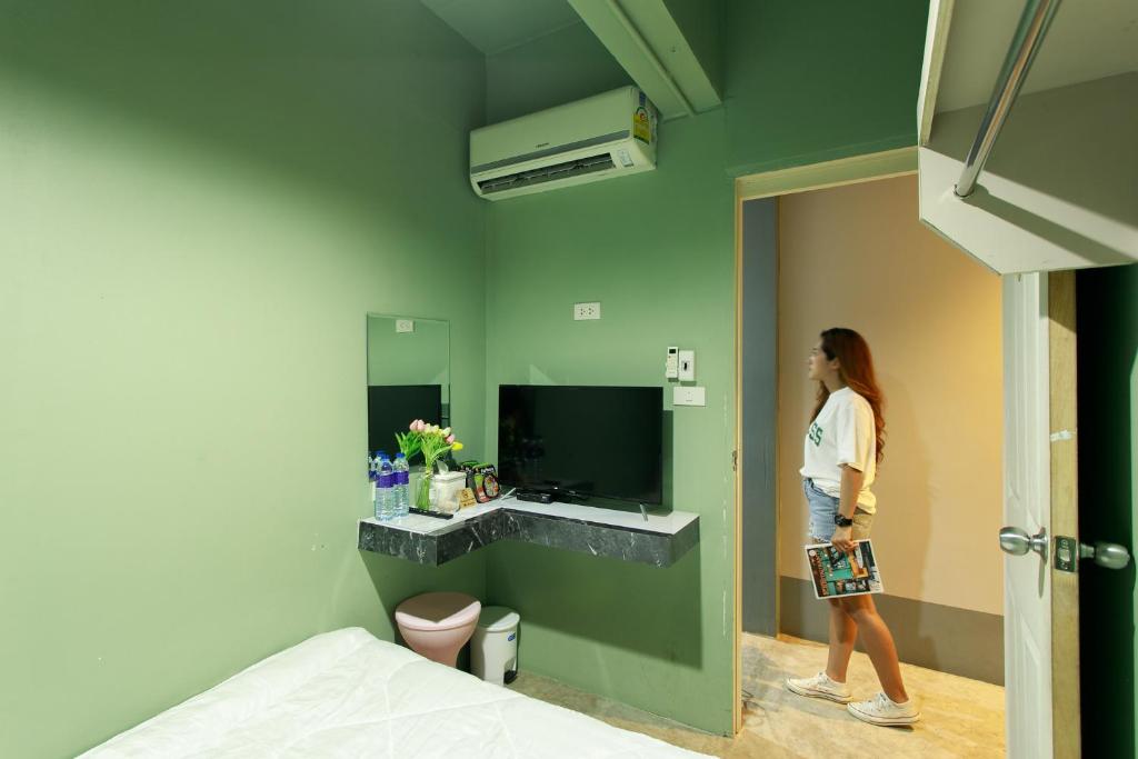 Sleepbox Hostel Suratthani的电视和/或娱乐中心