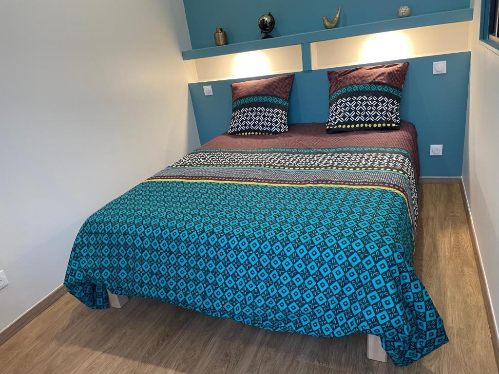 迪耶普Gite du Port的一间卧室配有一张蓝色墙壁的床