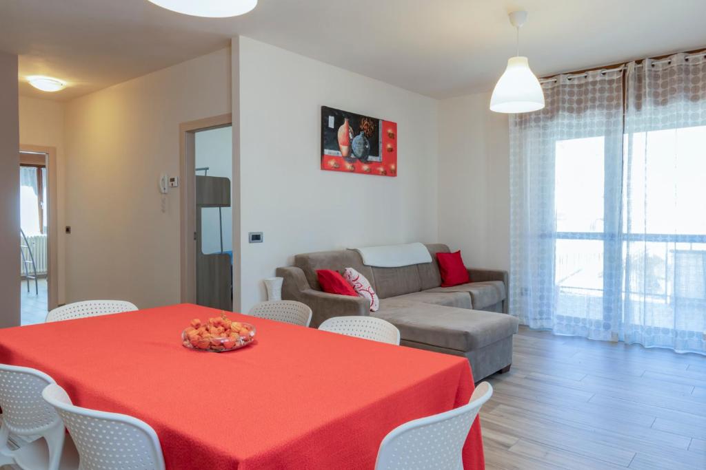 阿帕里卡Europa Master Guest apartment的客厅配有红色桌子和沙发