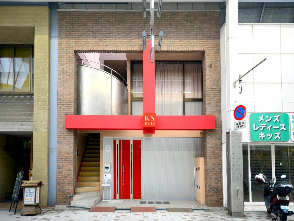 高松K's Hotel的红门和标志的砖砌建筑