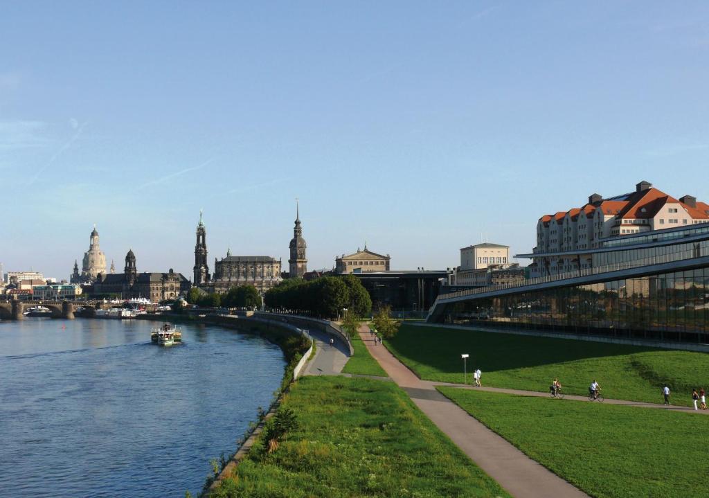 德累斯顿玛丽蒂姆德累斯顿酒店的城市背景的河流景观