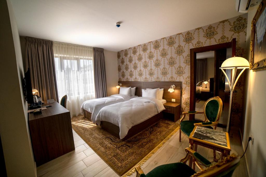 安曼Khan Khediwe Hotel的酒店客房设有床和客厅。