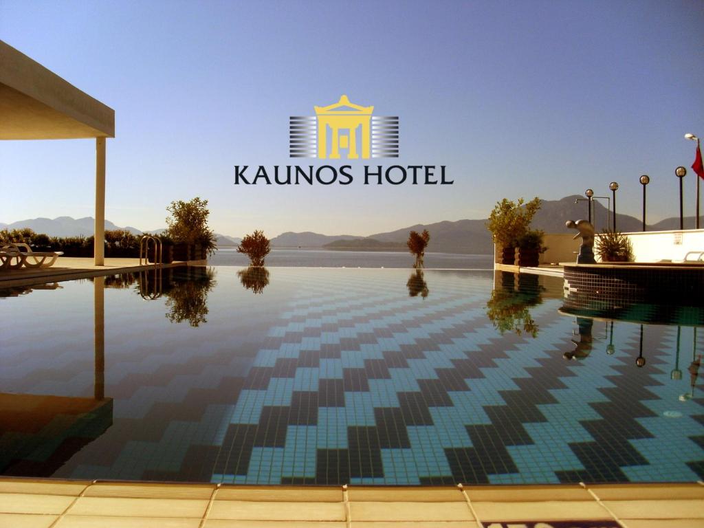 Koycegiz考诺斯酒店 的享有酒店游泳池的景色