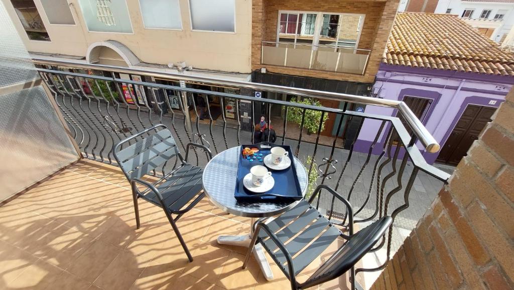 皮内达德马尔Mar i Angels Apartament的阳台配有桌椅