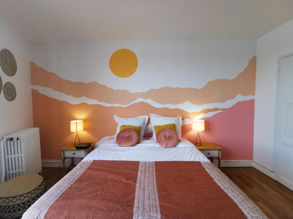卢瓦尔河畔新堡Les Rauches - Quai Loire - Suite 2 Chambres的一间卧室配有一张大床和两个枕头
