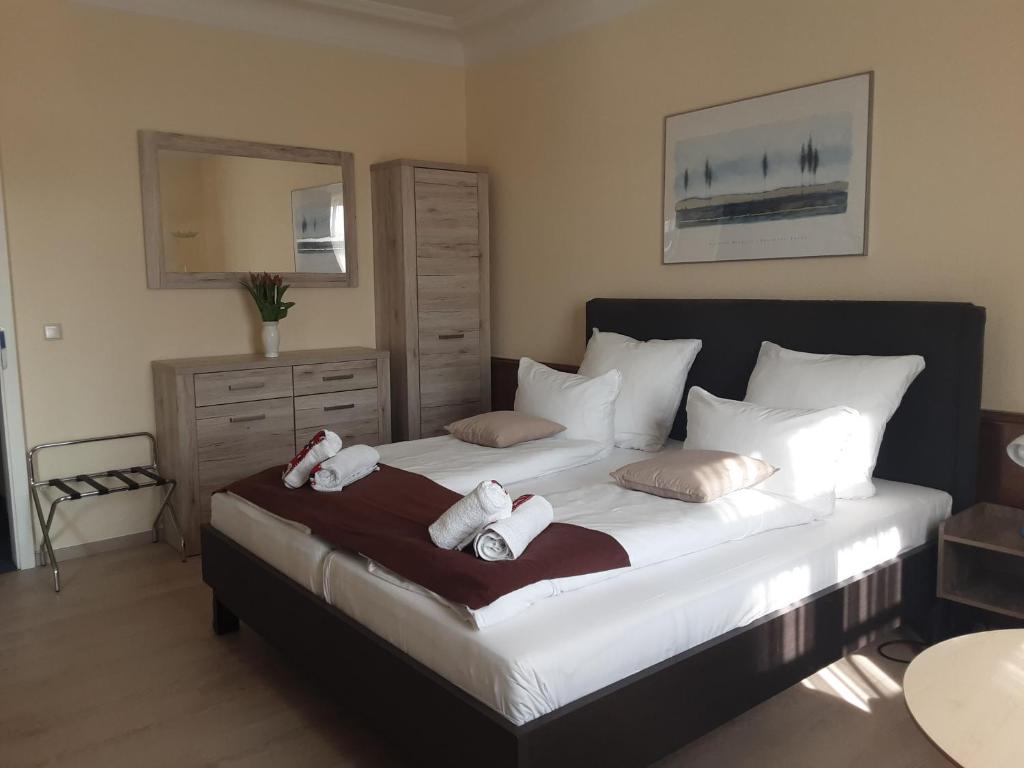 维斯马希利亚潘森酒店的一间卧室配有一张大床和毛巾