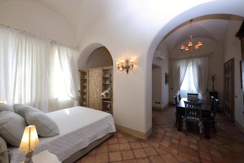 Casa Raiola Ercolano Luxury Rooms &amp; Spa客房内的一张或多张床位