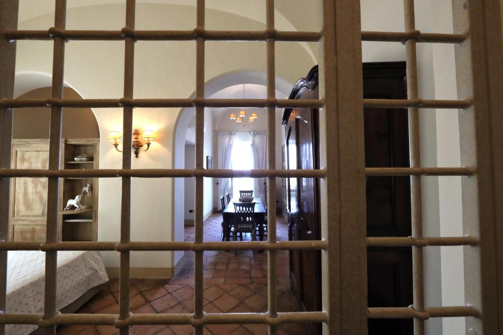 Casa Raiola Ercolano Luxury Rooms &amp; Spa的电视和&#47;或娱乐中心