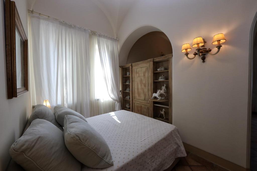 Casa Raiola Ercolano Luxury Rooms &amp; Spa客房内的一张或多张床位
