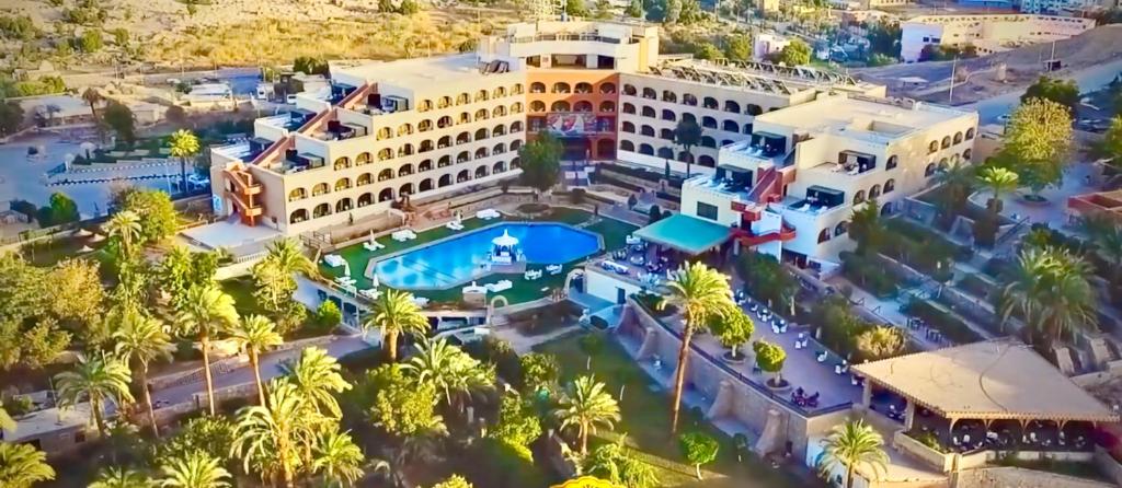 阿斯旺阿斯旺巴斯玛酒店的享有酒店空中美景,设有游泳池