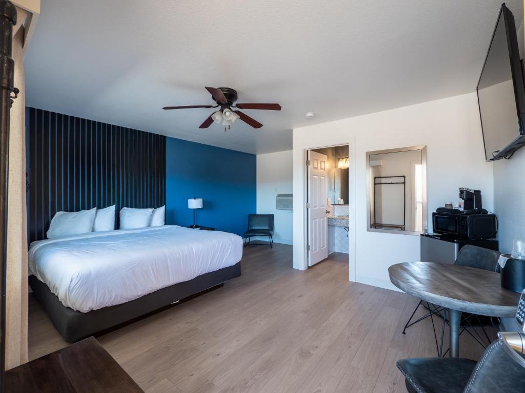 弗鲁塔平衡石宾馆的一间卧室配有一张床和吊扇