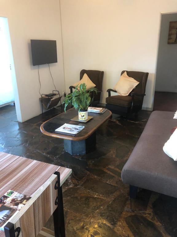 德班Modern Rustic Durban Apartment的带沙发和咖啡桌的客厅