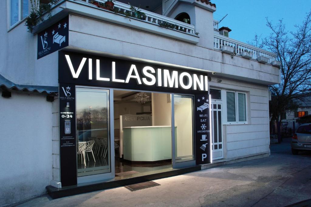斯普利特西蒙尼公寓的商店前方有读Villasimmon的标牌