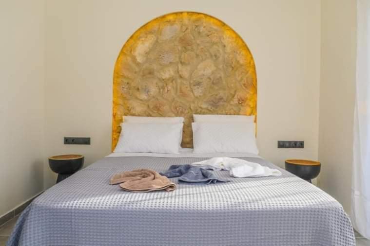 斯基亚索斯镇Mamma Mia apartments skiathos的一间卧室配有一张带蓝色和白色棉被的床