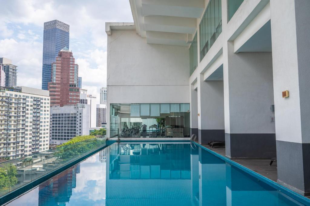 吉隆坡Greystone One Bukit Ceylon的建筑物屋顶上的游泳池