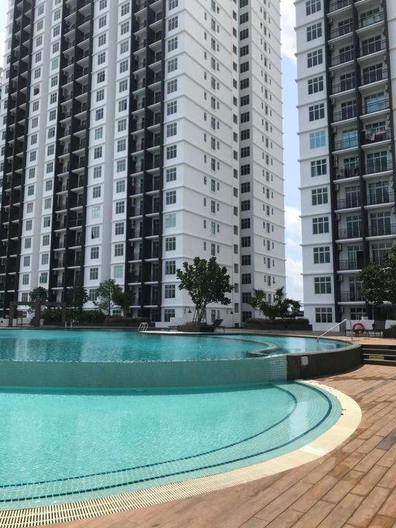 新山Homestay SKS Apartment Larkin Johor Bahru的一座空游泳池,位于高楼前