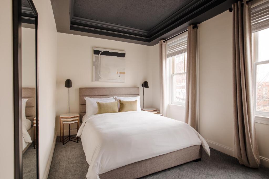 华盛顿Found Dupont Circle powered by Sonder的卧室配有白色的床和窗户。