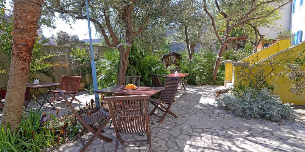 大洛希尼Pjacal的花园内带桌椅的庭院