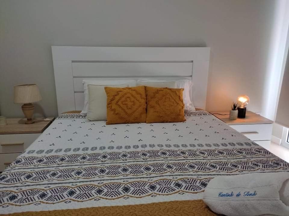 MaiaCantinho do Sonho的一间卧室配有一张大床和两个枕头