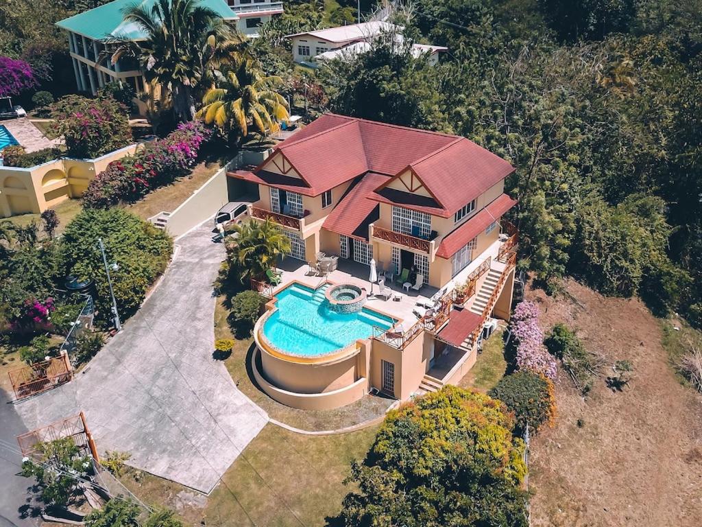 Black RockLa Jolie - Luxury Ocean View Villa的享有带游泳池的别墅的顶部景致