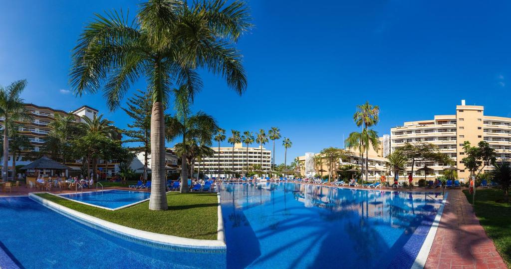 拉克鲁斯Complejo Blue Sea Puerto Resort compuesto por Hotel Canarife y Bonanza Palace的一座棕榈树和建筑的大型游泳池