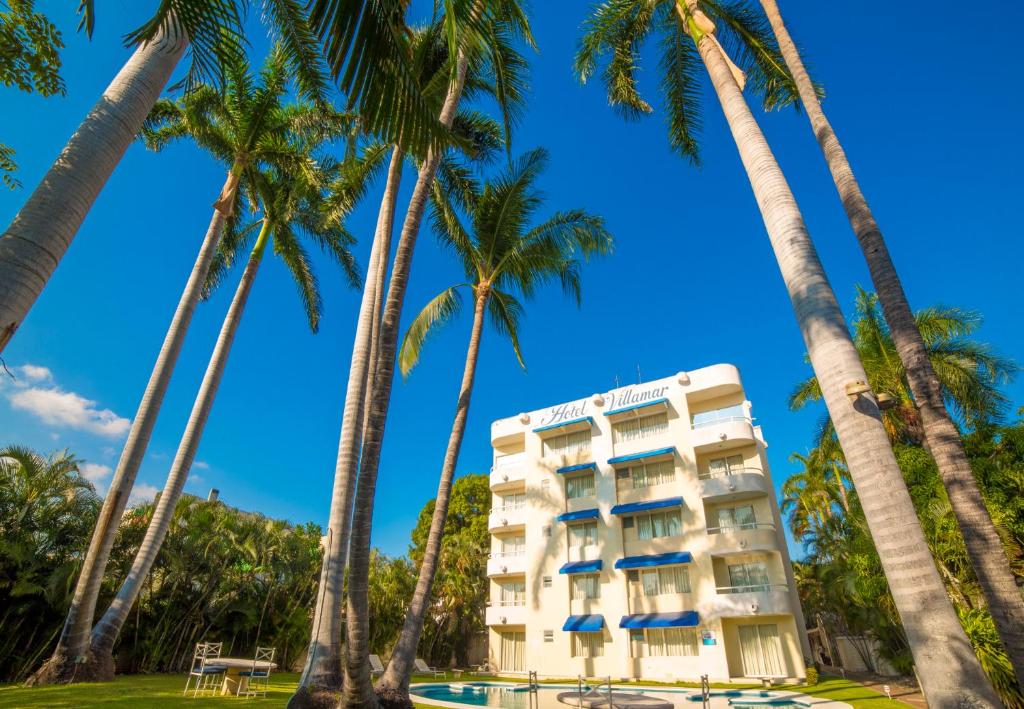 阿卡普尔科维拉马尔公主套房公寓的前面有棕榈树的酒店