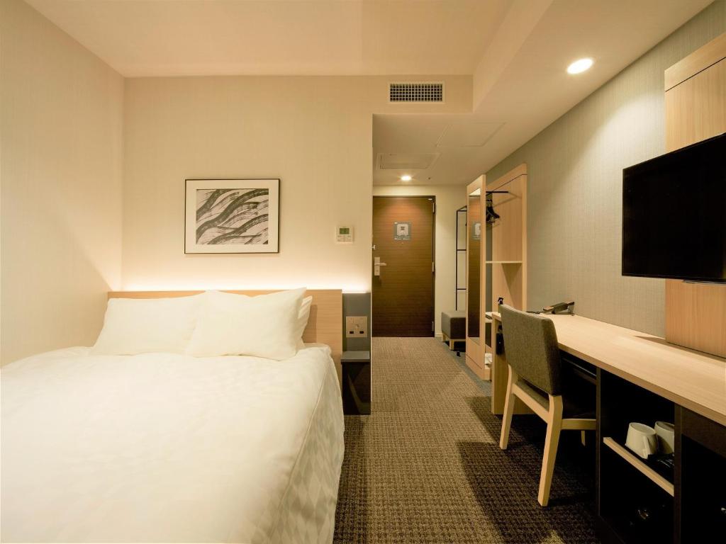 东京Tmark City Hotel Tokyo Omori - Vacation STAY 26381v的配有一张床和一张书桌的酒店客房