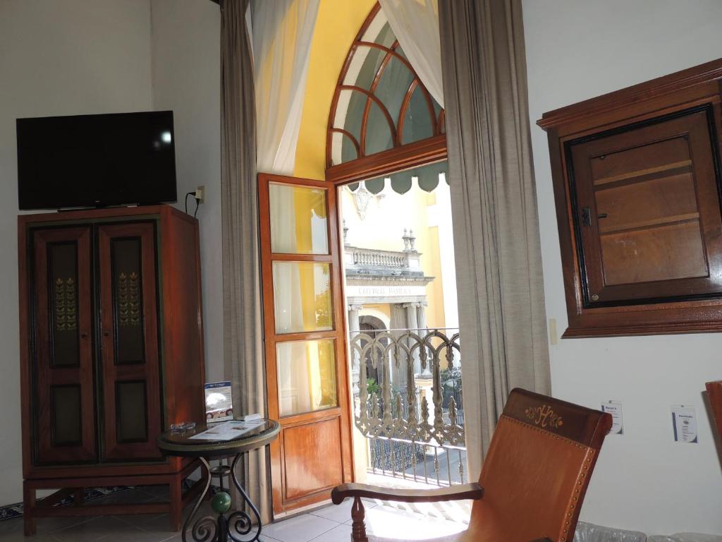 科利马Hotel Concierge Plaza Colima的带阳台的客房设有一扇门
