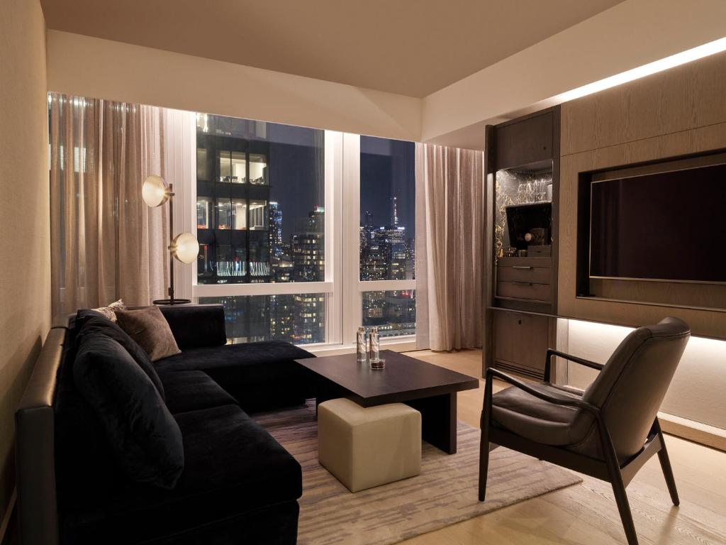 纽约Equinox Hotel Hudson Yards New York City的带沙发、桌子和电视的客厅