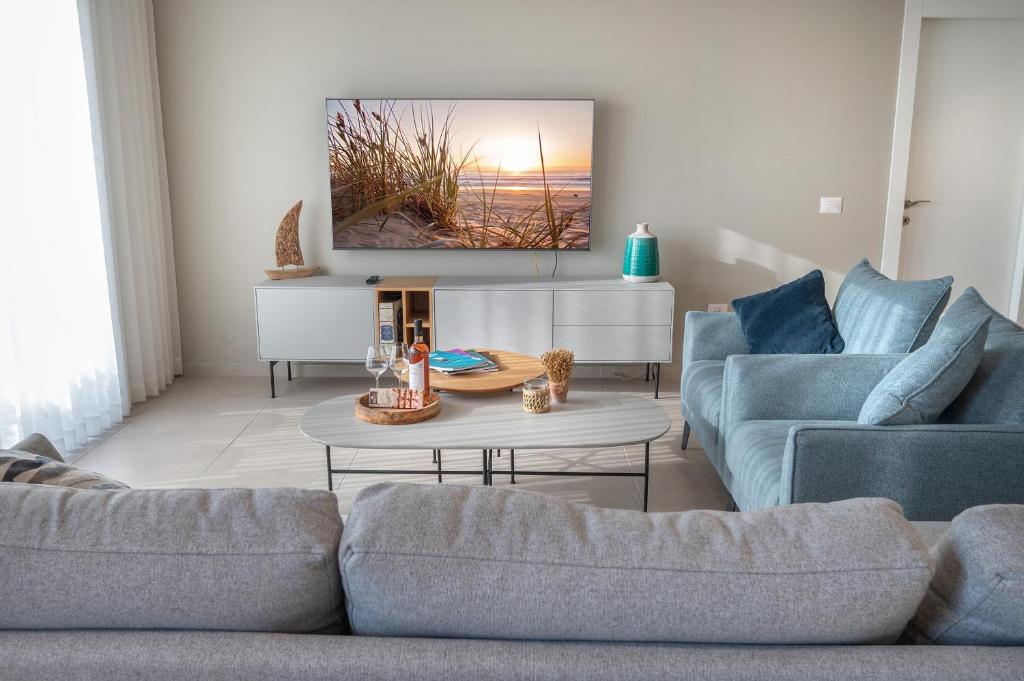 纳哈里亚Sunset - Achziv Beach Apartment - סנסט חוף אכזיב的客厅配有沙发和桌子