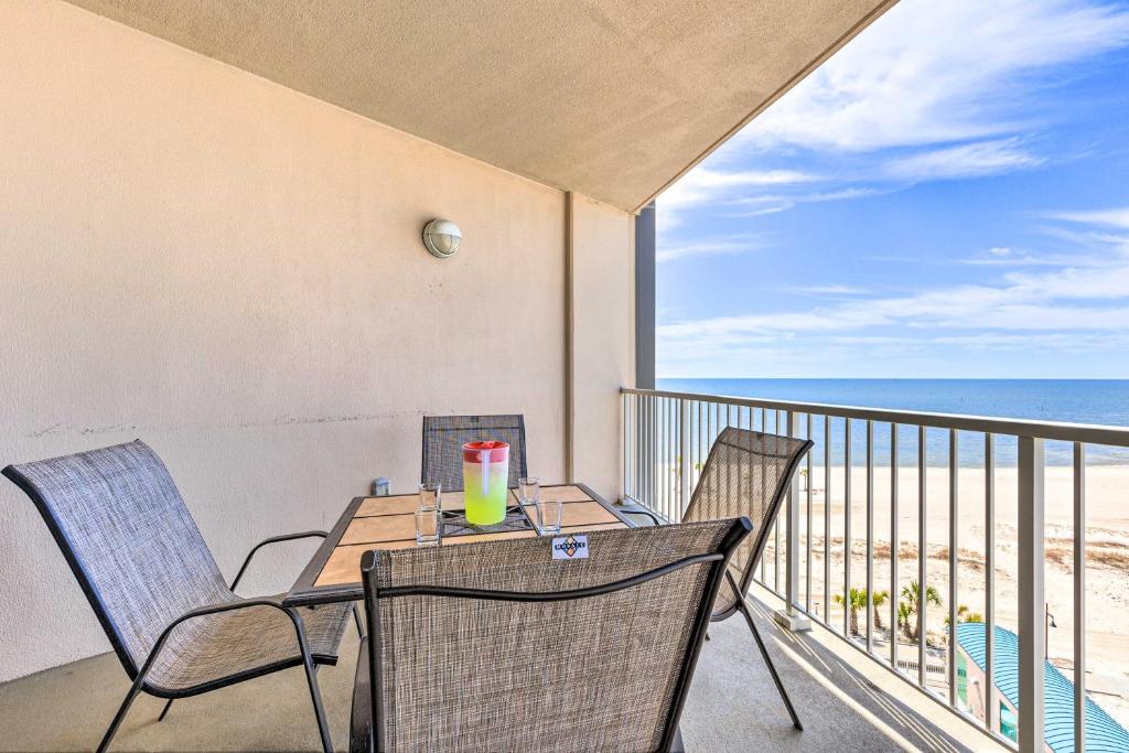 比洛克西Spacious Biloxi Getaway with Pools and Beach Access!的一个带桌椅的海景阳台