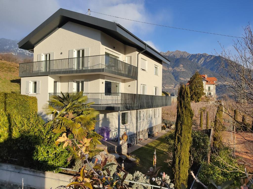 马伦格La Vista - Apartment mit Traumblick & Garten的一座位于山上的白色大房子,设有阳台