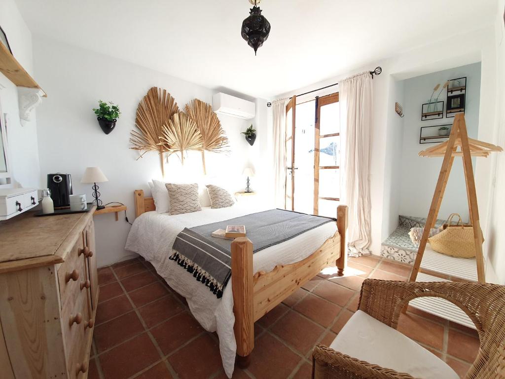 孔佩塔Casa Maroma的一间卧室设有一张床和一个大窗户