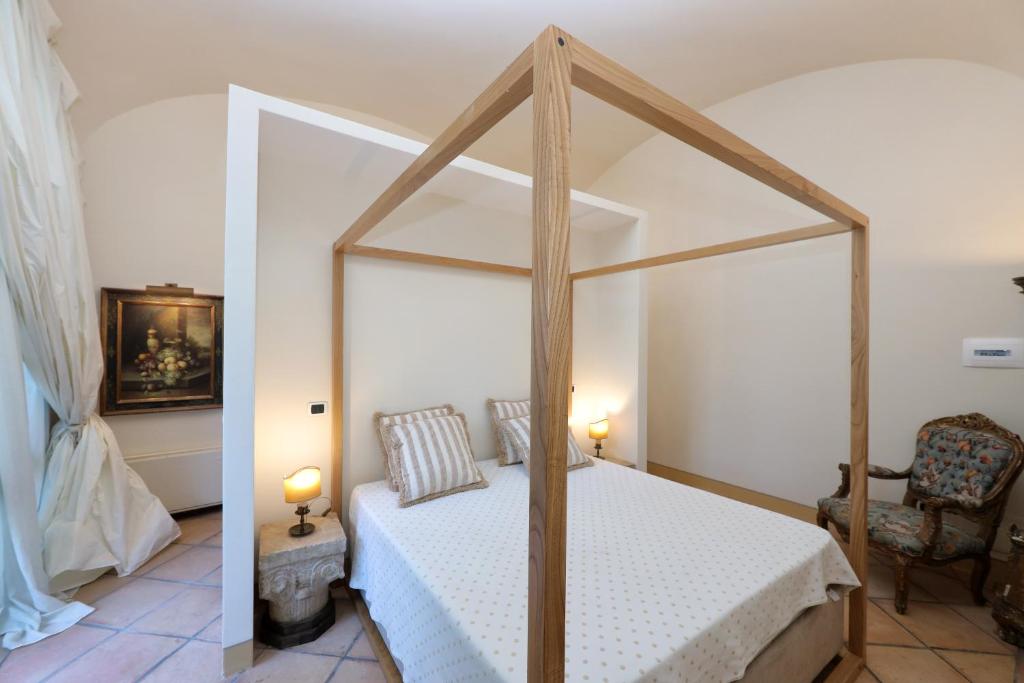 Casa Raiola Ercolano Luxury Rooms &amp; Spa客房内的一张或多张床位