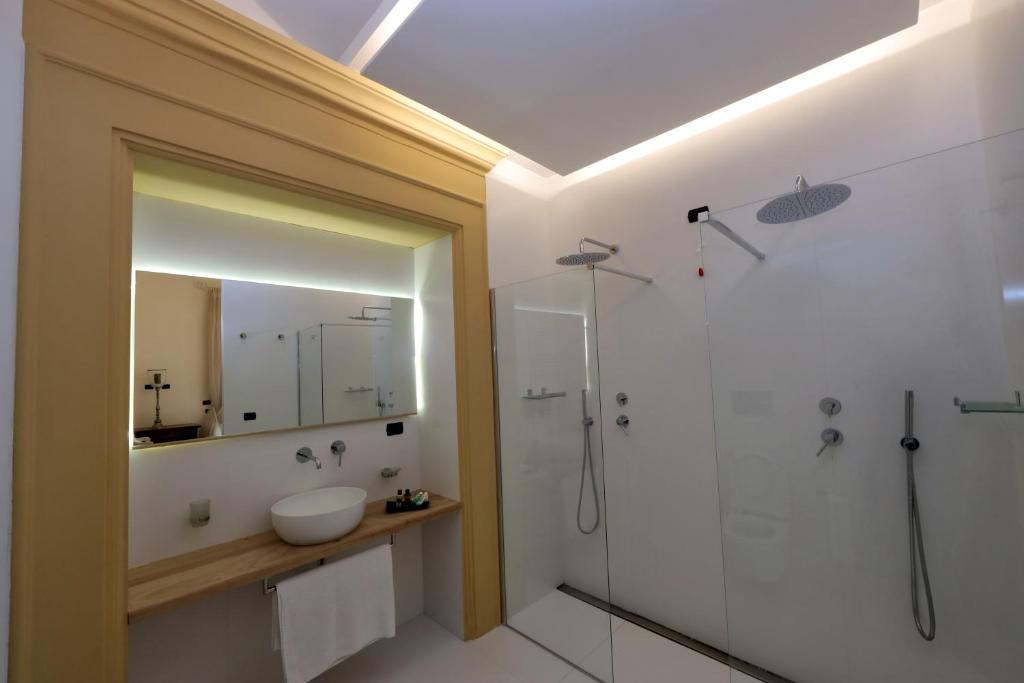 Casa Raiola Ercolano Luxury Rooms &amp; Spa的一间浴室