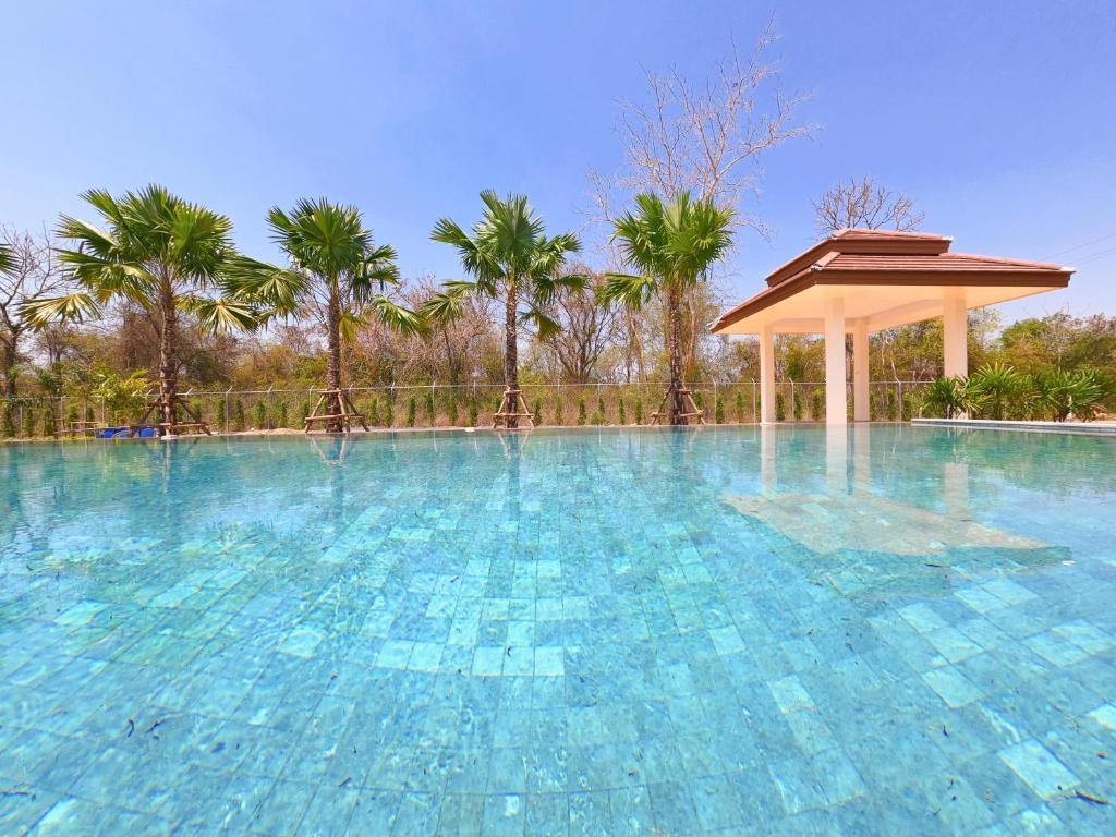 乌隆他尼Isan Golf & Adventure Hotel的一个带凉亭的大型游泳池