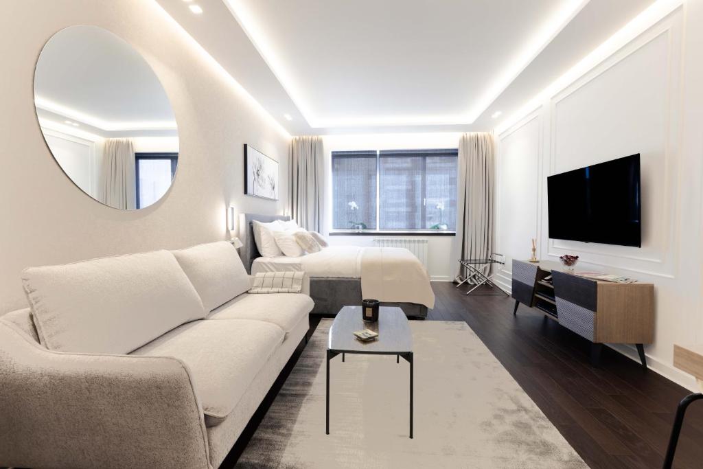 贝尔格莱德A Blok Top Living的客厅配有白色的沙发和床。