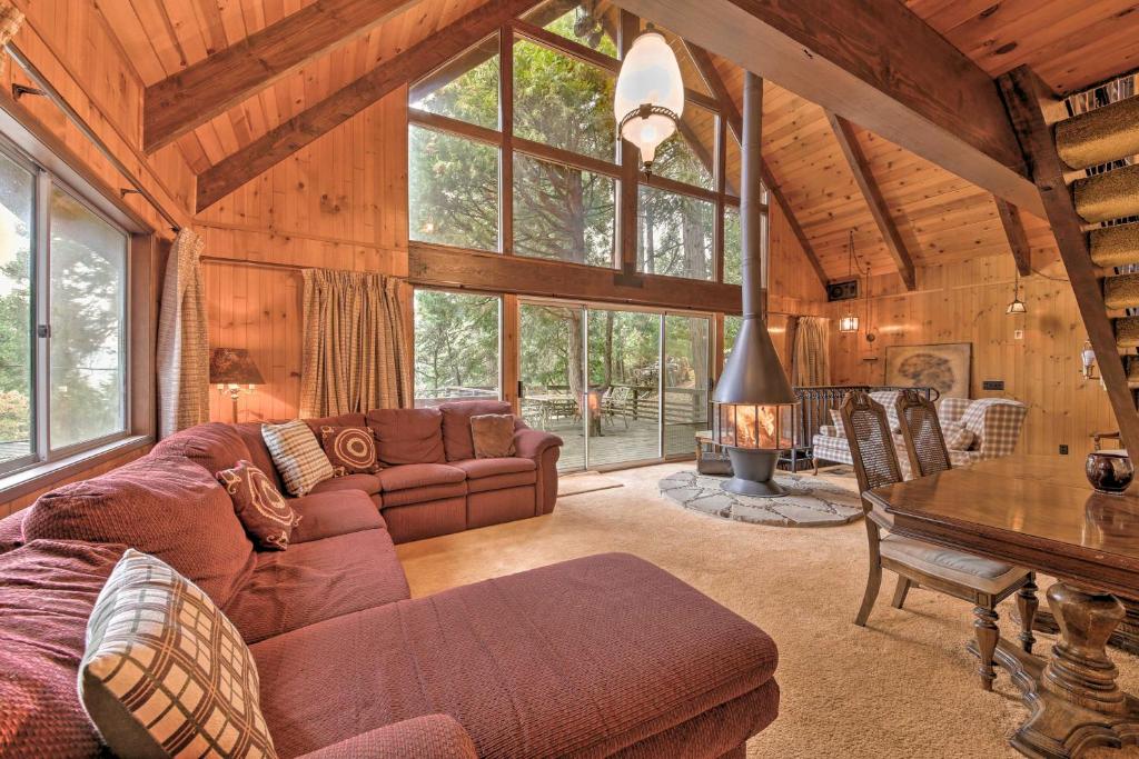 箭头湖Retro Cabin的客厅配有沙发和桌子