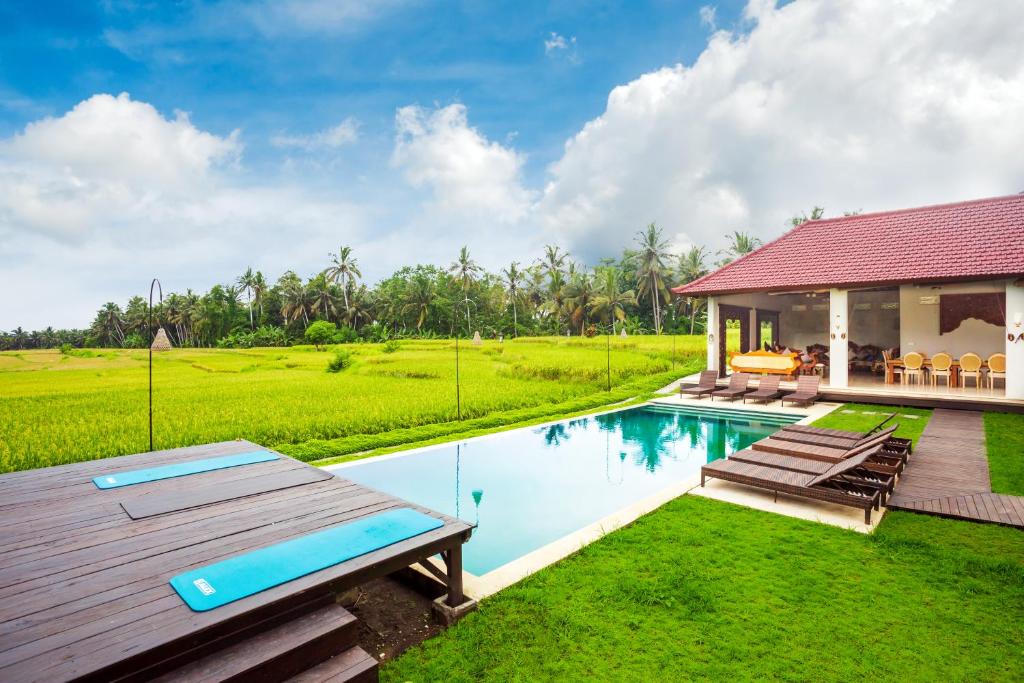 乌布Champaca Luxury Villas Ubud的一座带游泳池和房子的别墅