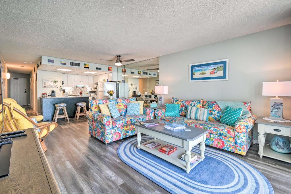 默特尔比奇Oceanfront Oasis with Deck and Resort Beach Access!的客厅配有沙发和桌子