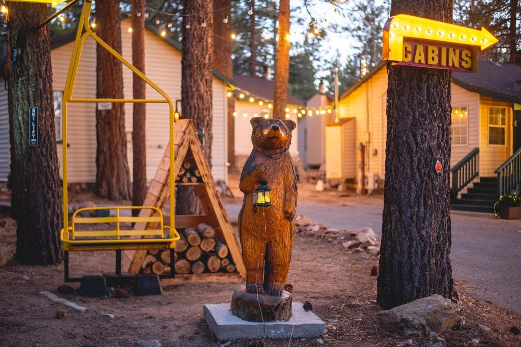 大熊湖莱克伍德小屋旅馆的摆动旁熊雕像