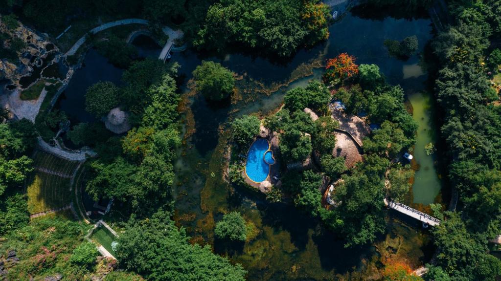 宁平姆瓦洞生态酒店（杭姆瓦）的享有公园和湖泊的空中景致