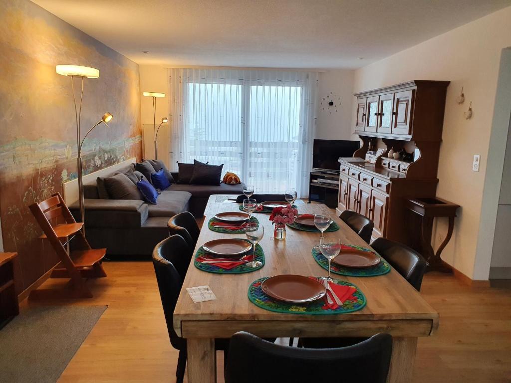 埃梅滕Elfe-Apartments Apartment for 6 guests with patio的客厅配有桌椅和沙发