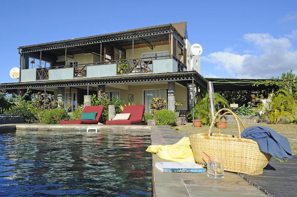 Rodrigues Island派克斯山林小屋的房屋前有游泳池的房子